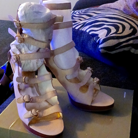 Nine West Gladiator Sandals, 2 inch heels, size 9, Beige/Cream - Picture 2 of 4